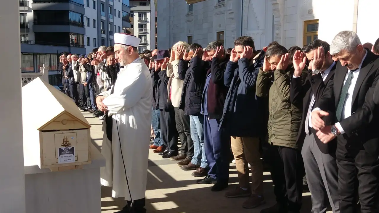 Trabzon'da kaldırımda yürürken otomobil çarpmıştı: Minik Elif son yolculuğuna uğurlandı