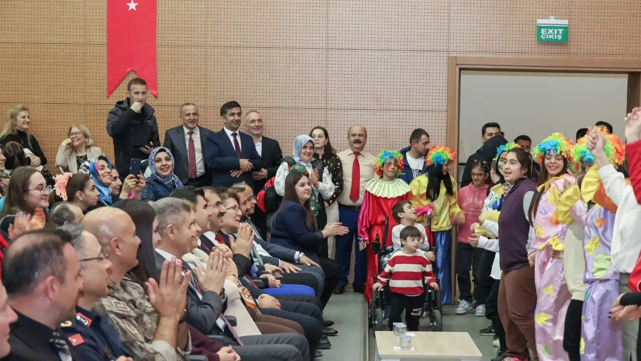 Artvin’de engelliler günü coşkusu: Vali Ergün horona eşlik etti