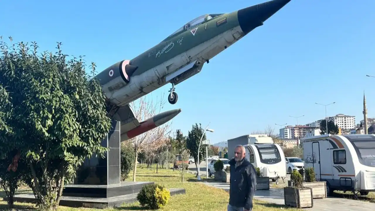 Tarihi KIZILELMA atışı ilham verdi: Sürmeneli müzik öğretmeni Bayraktar’a şarkı besteledi