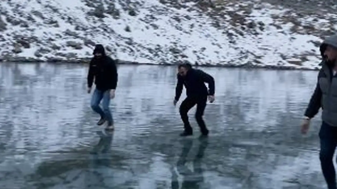 Artvin’de buz kalınlığını taşla test ettiler, göl üzerinde doyasıya eğlendiler