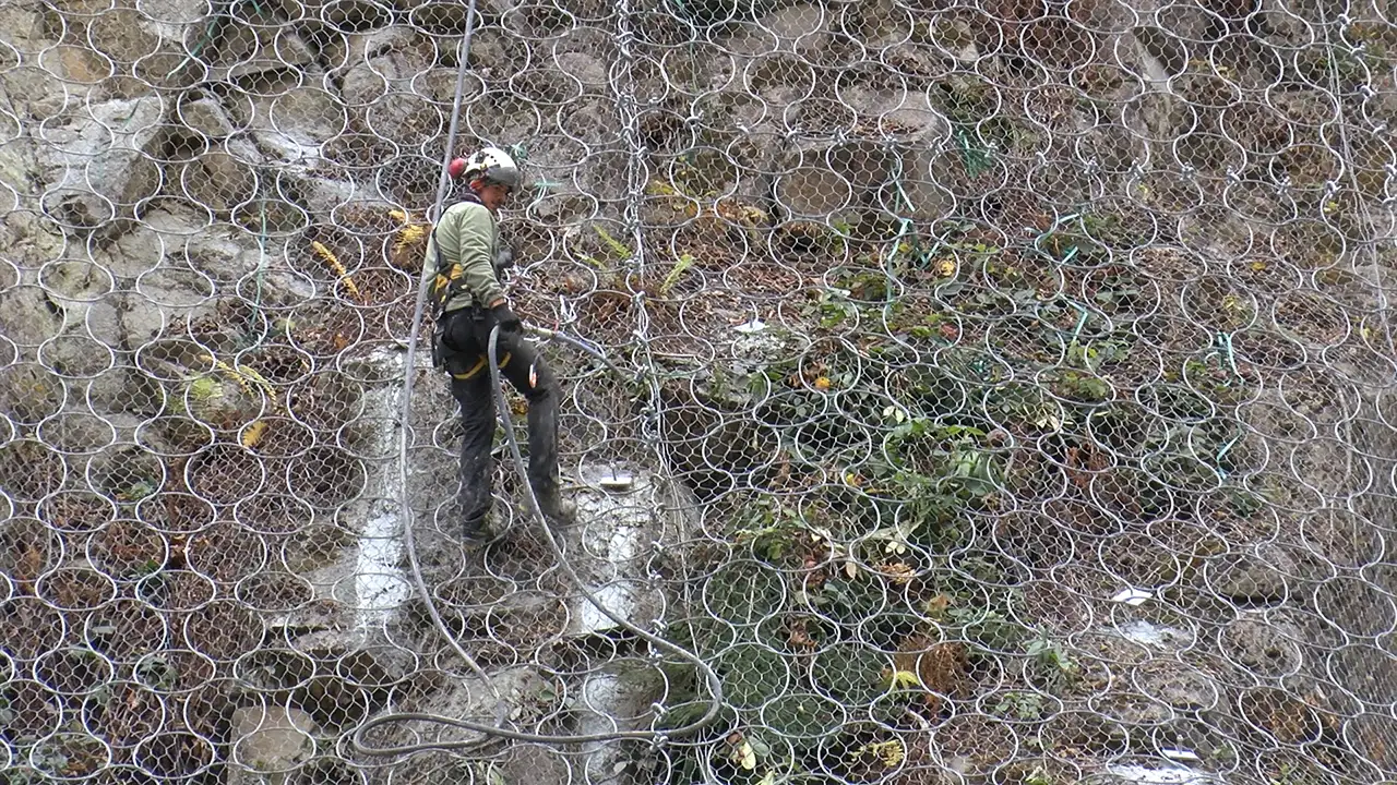 Ayder Yaylası yolunda riskli yamaçlara çelik ağ örülüyor