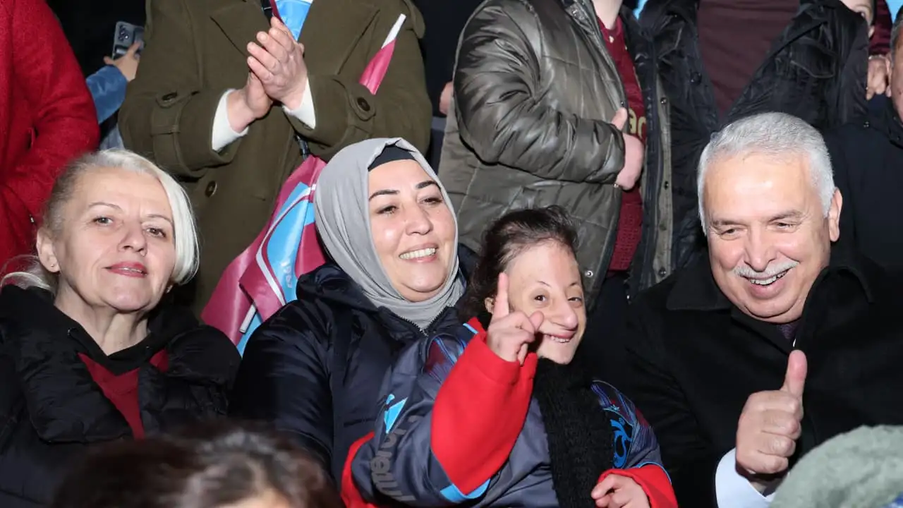 Trabzon Valisi Yıldırım, özel gereksinimli bireylerle Trabzonspor maçını izledi