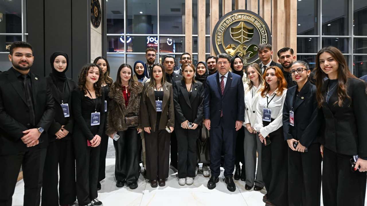 Bakan Tunç'tan Trabzon Büyükşehir Belediyesi ve İl Başkanlığı’na ziyaret