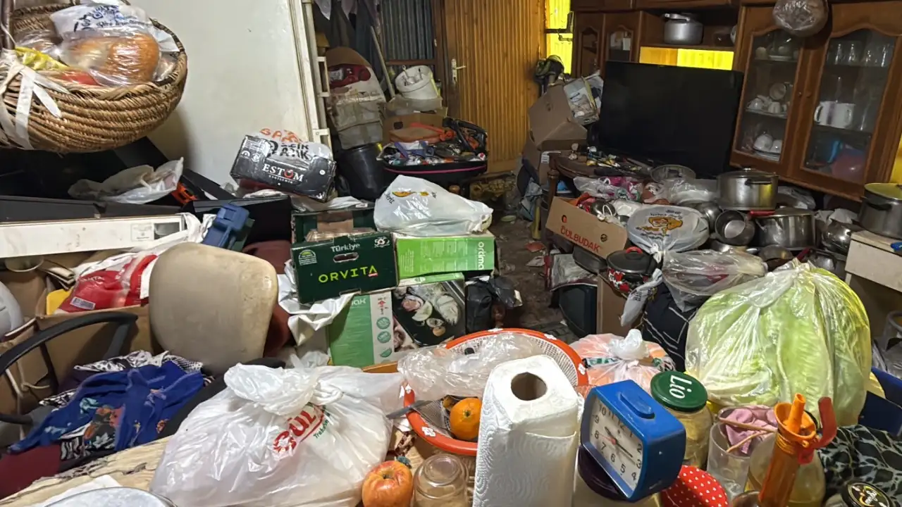 Trabzon'da Beşirli, Soğuksu ve Fatih’te şok görüntü: 3 evden tonlarca çöp çıktı