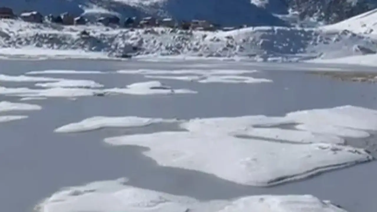 Rize’de ‘Adalı göl’ buz tuttu: Koçdüzü Yaylası’nda kartpostallık manzaralar