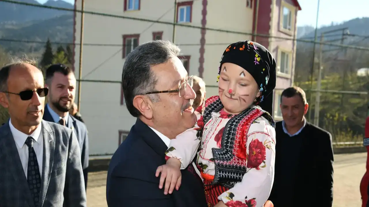 Başkan Genç Şalpazarı'nda öğrencileri sevindirdi