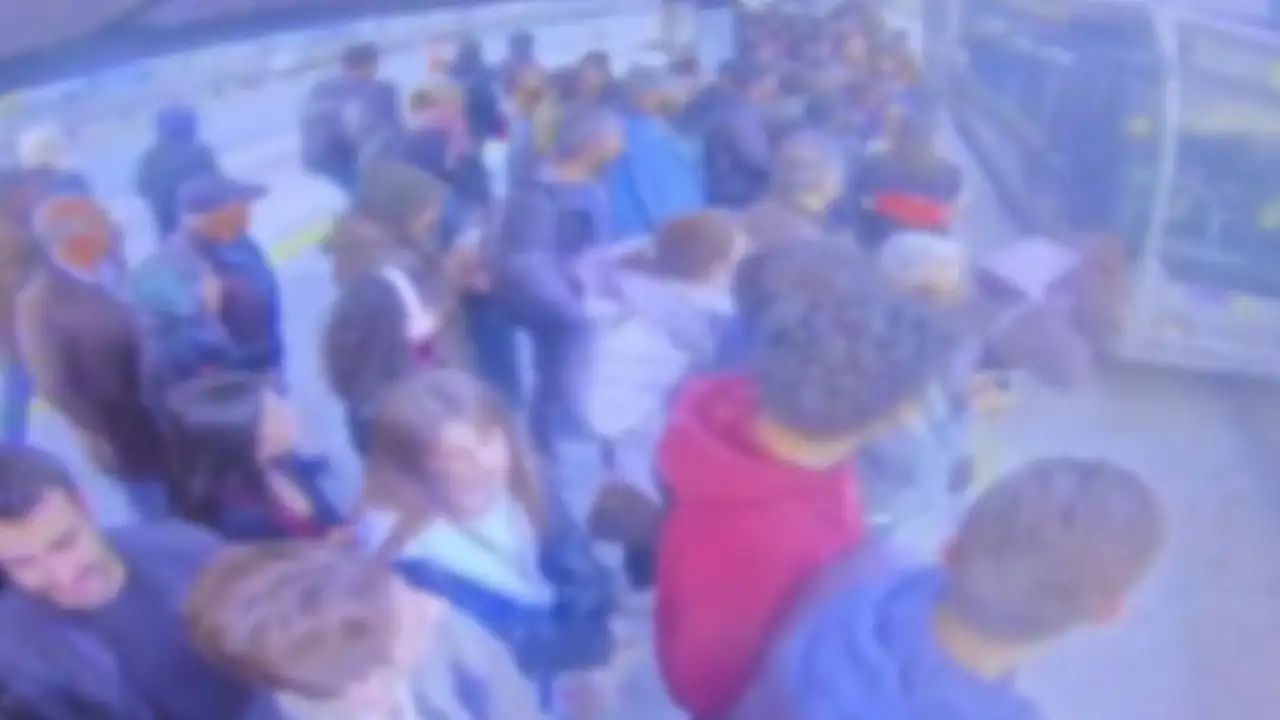 Cevizlibağ'da baygınlık geçiren kıza metrobüs çarptı: Hayati tehlikesi var