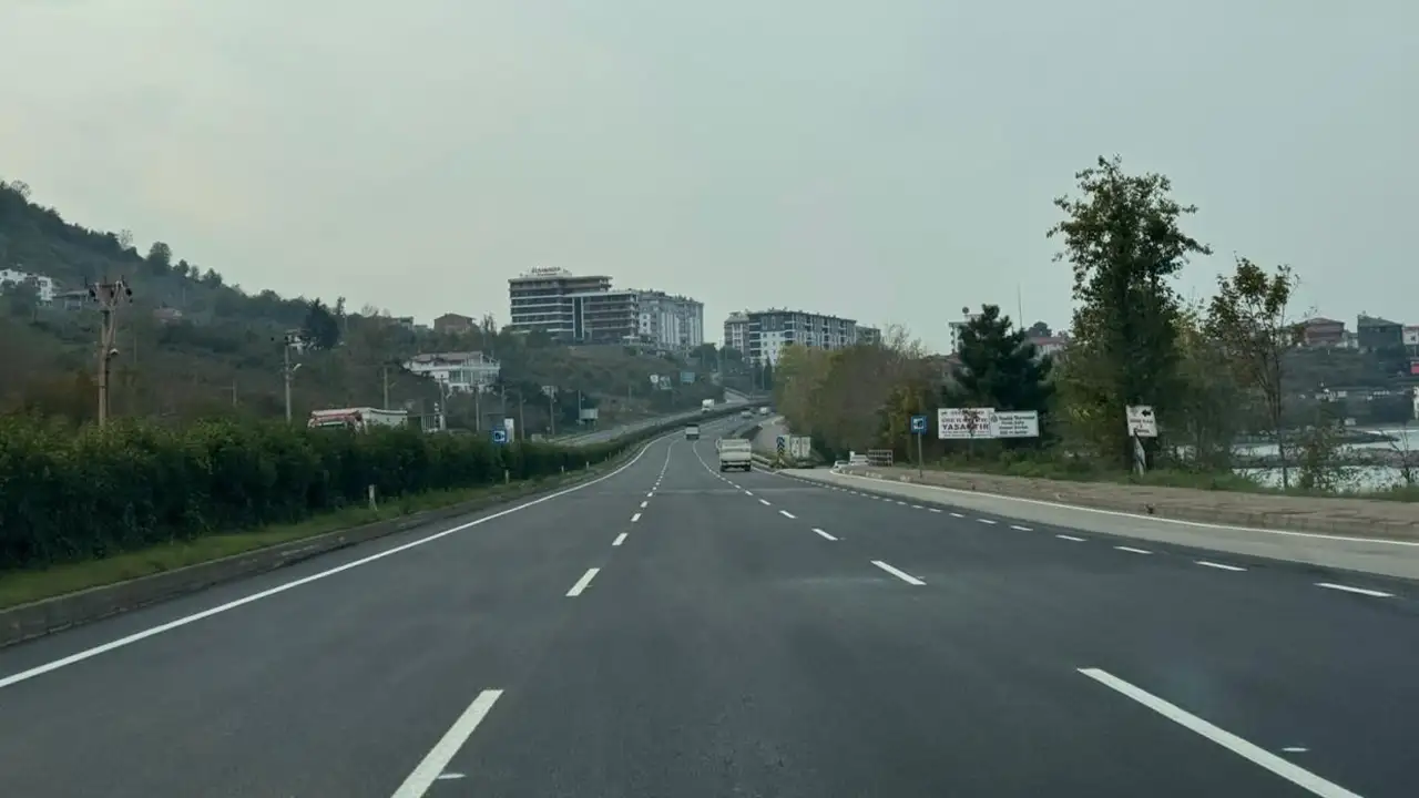 Piraziz–Giresun–Tirebolu yolunda üst geçit çalışması: Ulaşım tek şeride düşürüldü