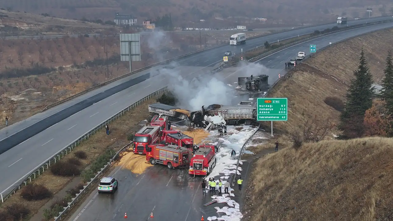 Gaziantep'te hububat yüklü 3 tır çarpıştı: Araçlar alev aldı