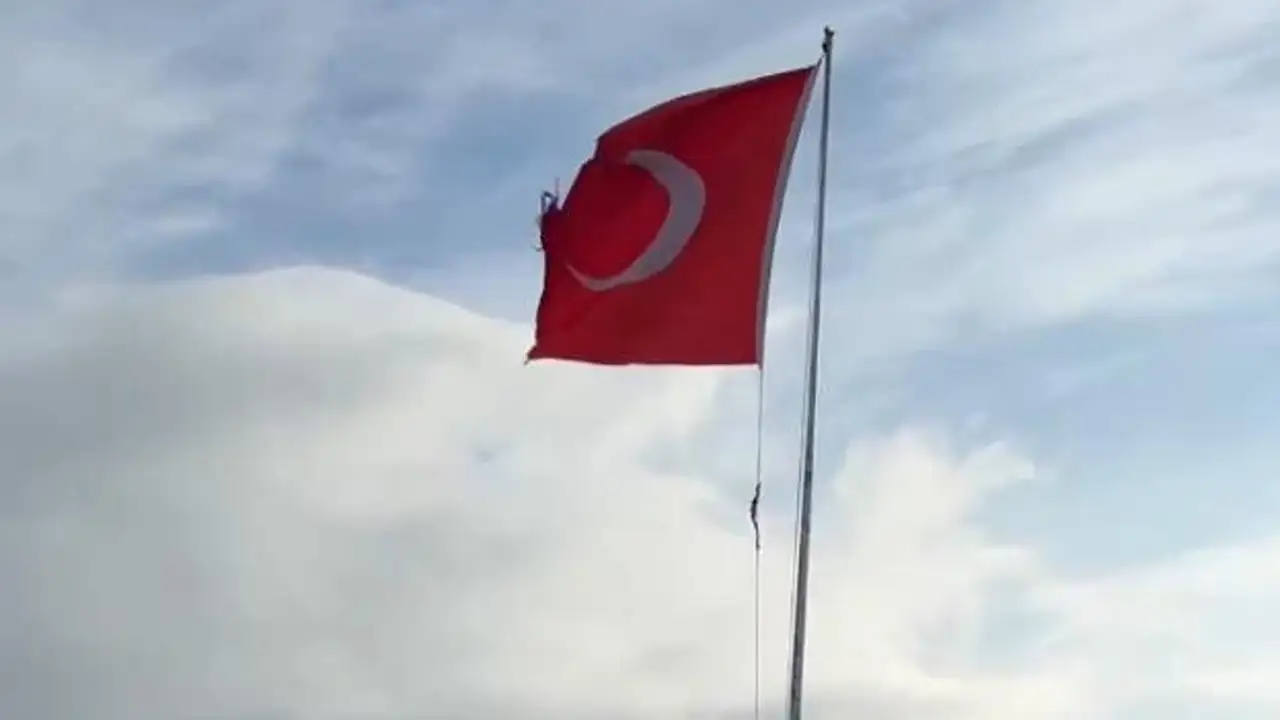 Giresun'da yıpranan bayrak değiştirilmeyi bekliyor