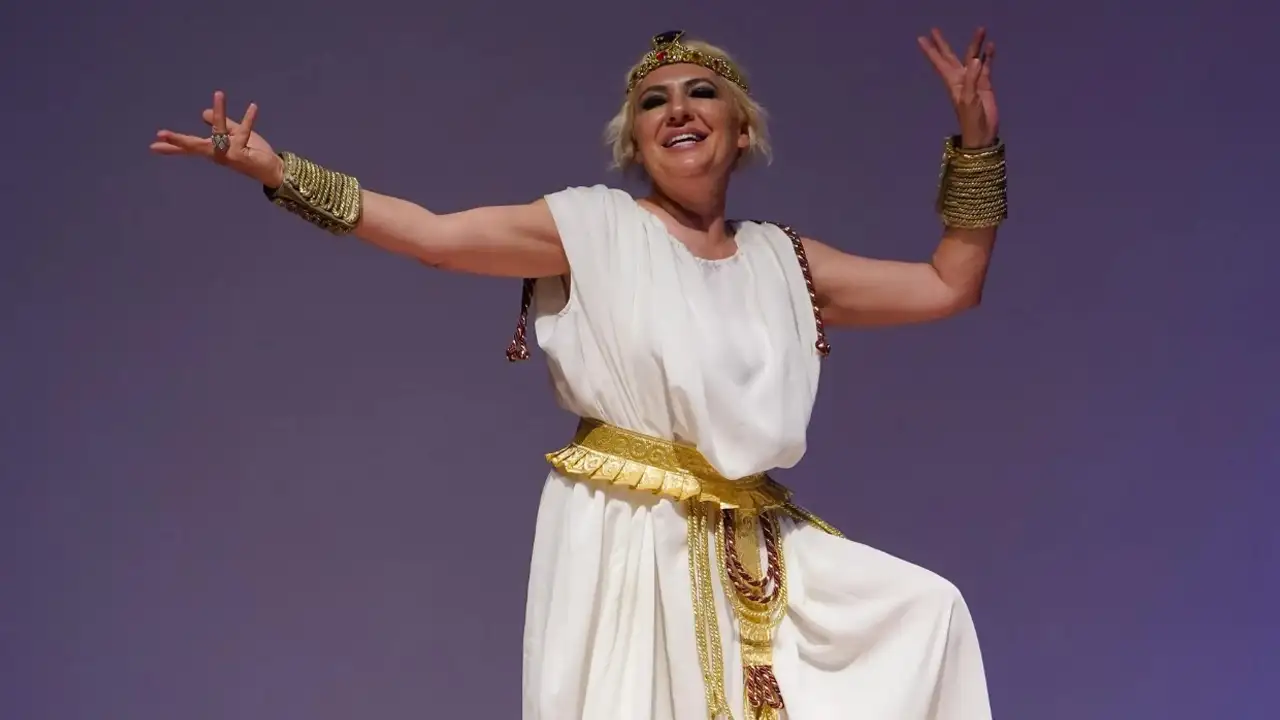 Trabzon Oda Tiyatrosu yeni sezonu “Kleopatra’ya Ne Oldu?” ile açtı