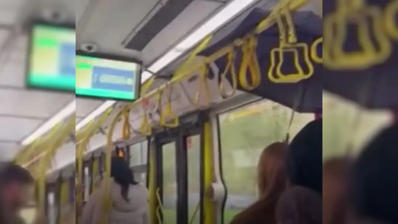 İstanbul’da sağanakta otobüs tavanı aktı: Yolcu şemsiyesiyle seferi tamamladı