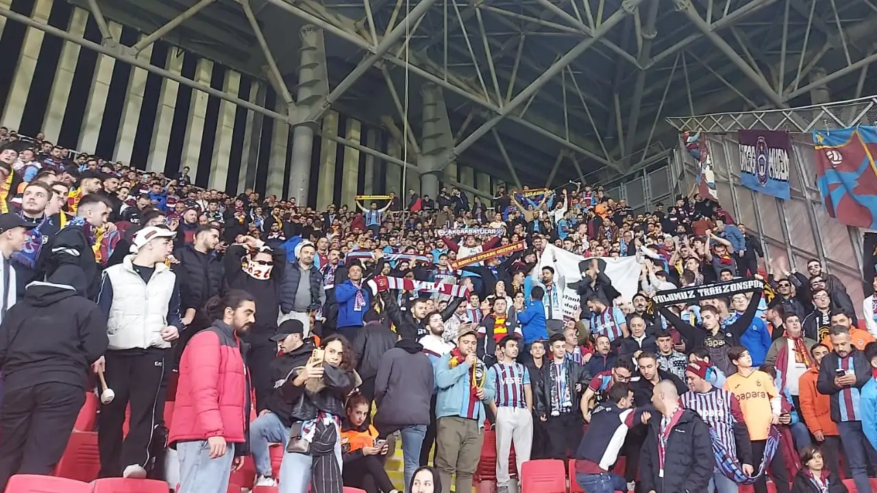 Göztepe - Trabzonspor maçında tribünlerinde dikkat çeken anlar: Marş çaldılar