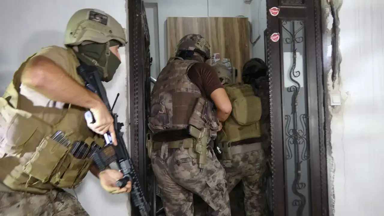 Uyuşturucu operasyonunda çatışma: Bir polis ağır yaralandı