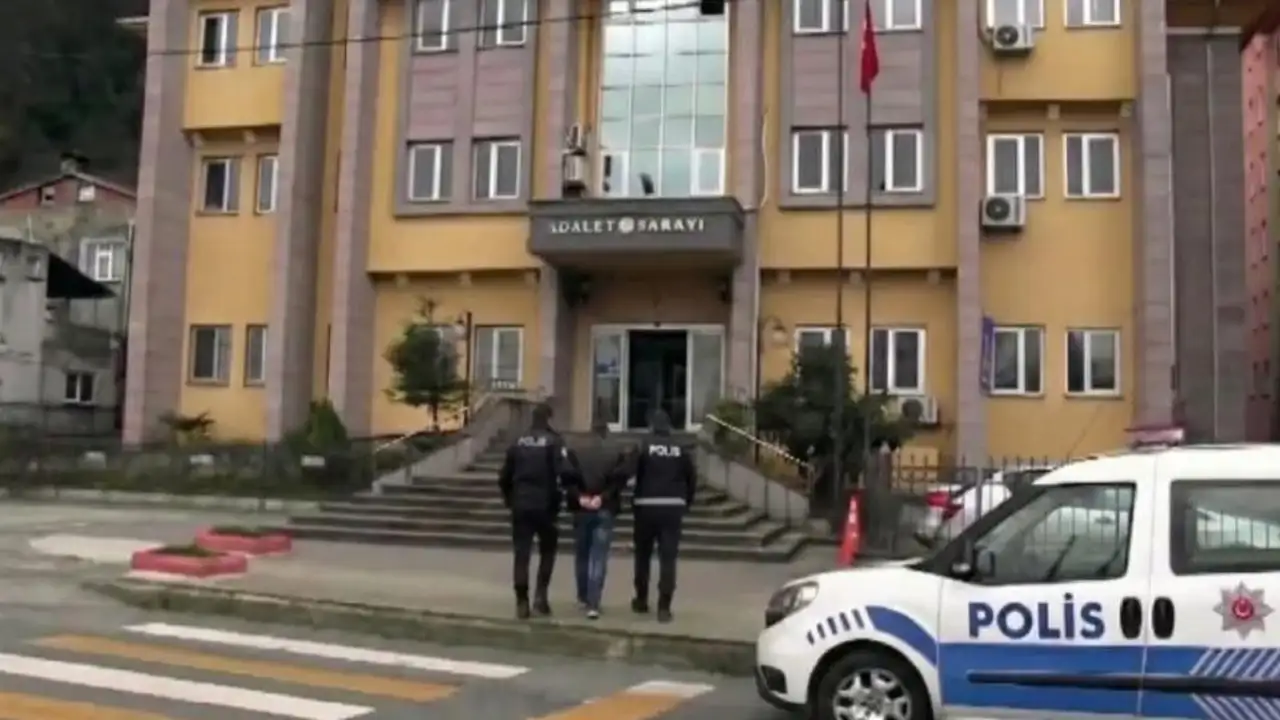 Sahte kart çetesinin firarisi Sarp Sınır Kapısı’nda yakalandı: 193 yıl hapisle aranıyordu