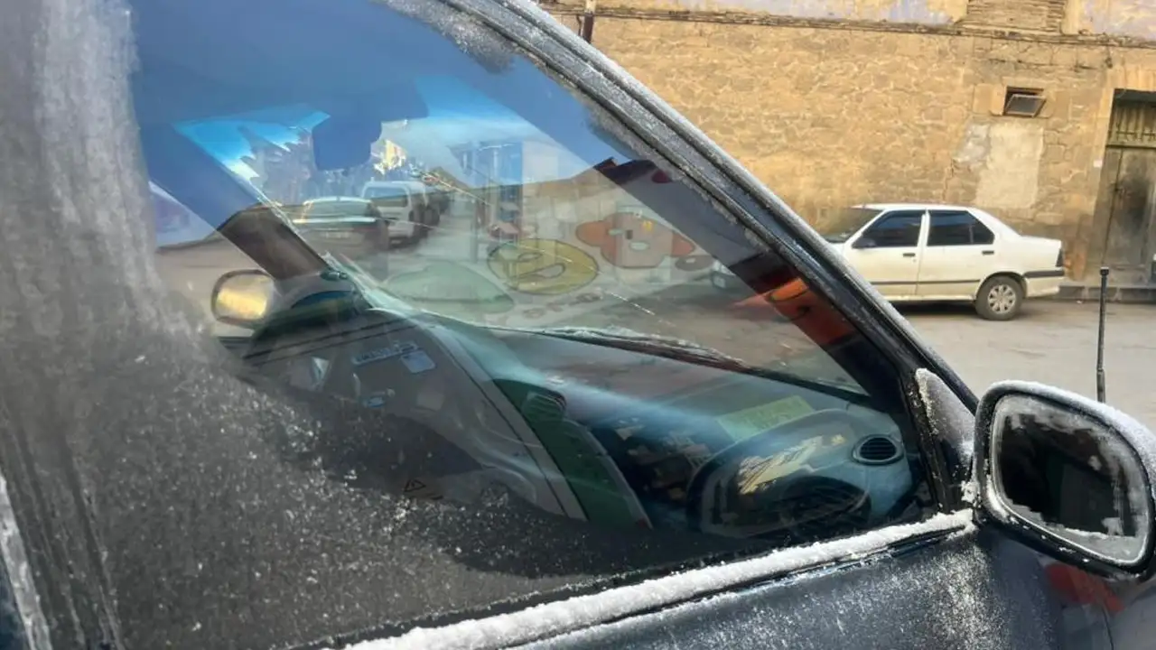 Bayburt’ta soğuk etkisini artırdı: Araçlar buz tuttu