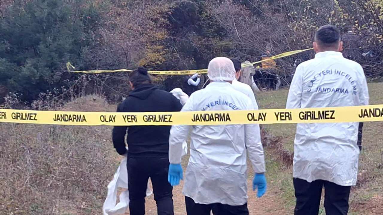 Boşanmış çift otomobilde ölü bulundu