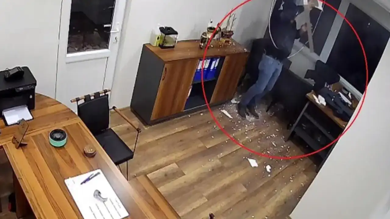 Kartonpiyer tavan çöktü: Ziyarete gelen adam yere çakıldı