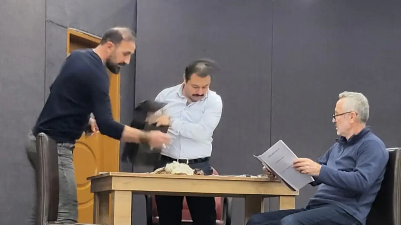 Akçaabat Belediye Tiyatrosu’ndan yeni oyun: “Varildeki Adam”