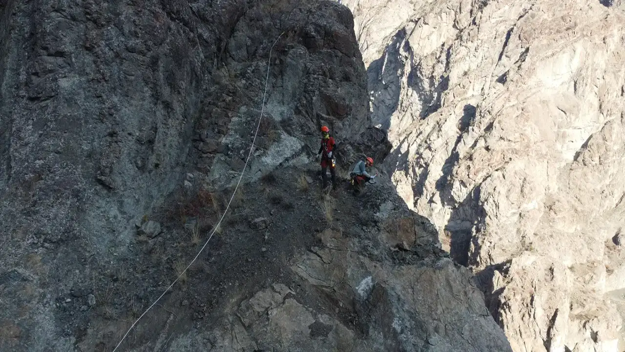 Artvin'de kaya düşme riski temizleniyor: Dağcılar güvenlik için yamaçlarda çalışıyor