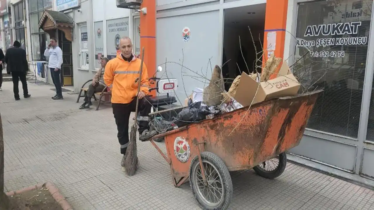 Artvin'de temizlik görevlisi, müziğiyle sokakları şenlendiriyor
