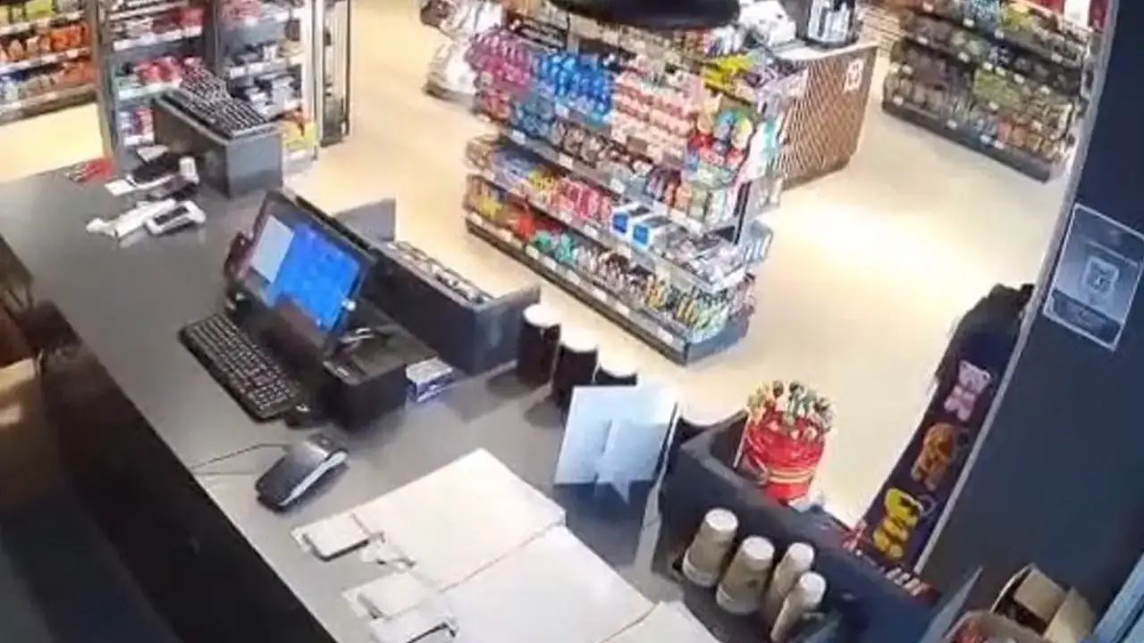 Tunceli 4.2 büyüklüğünde depremle sallandı: O anlar kamerada