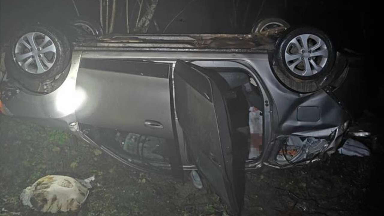 Otomobil 20 metrelik uçuruma yuvarlandı