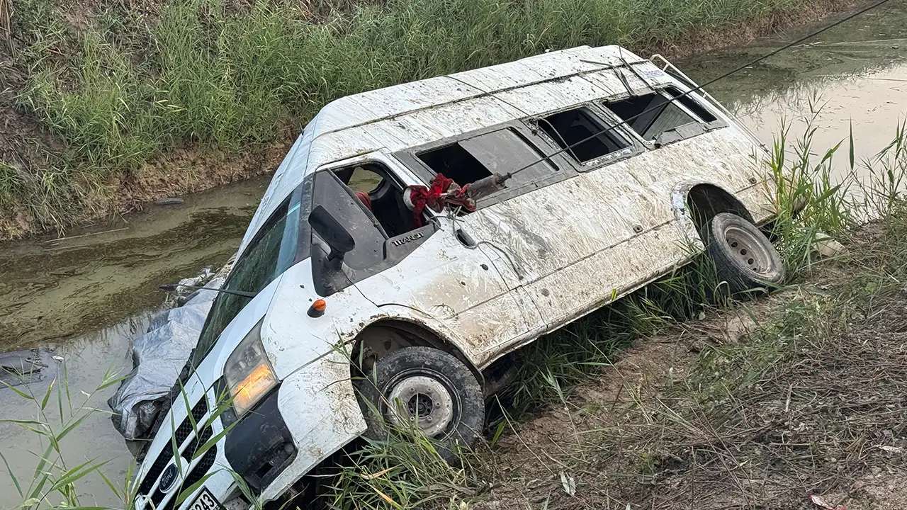 Adana’da minibüs sulama kanalına devrildi: 18 yaralı