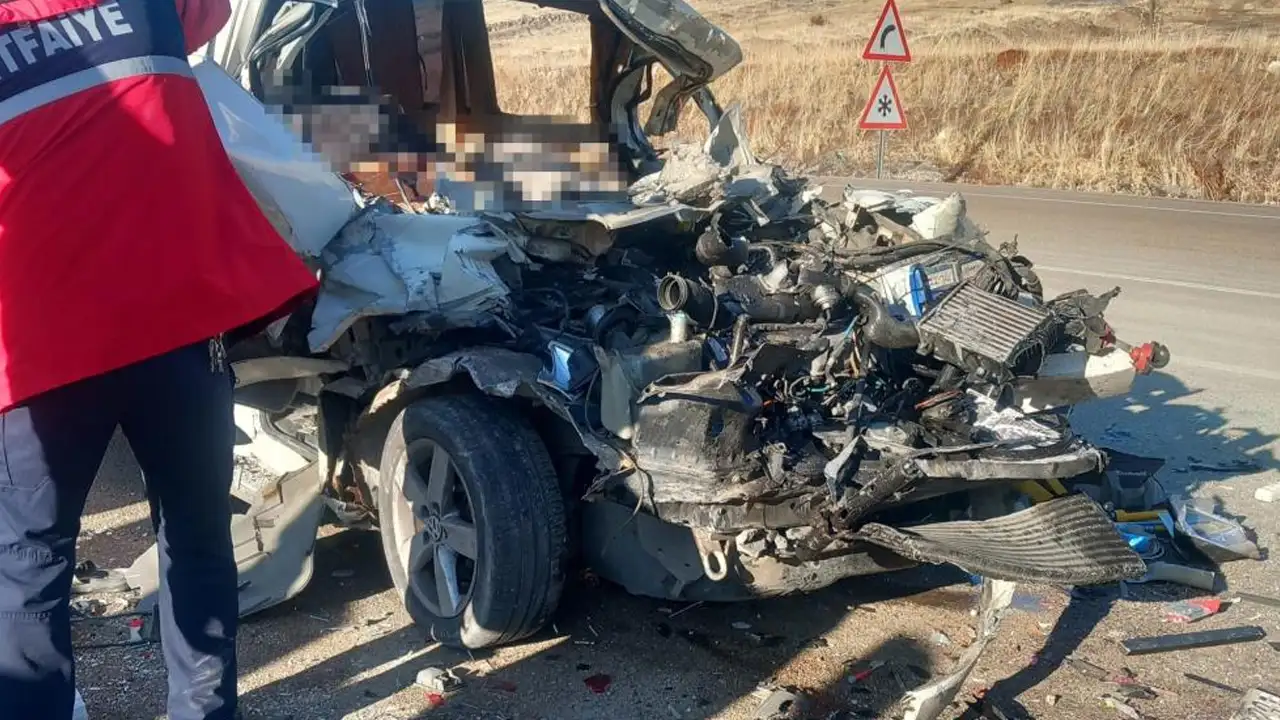 Malatya'da tırla minibüs çarpıştı: Araç hurdaya döndü; 3 ölü