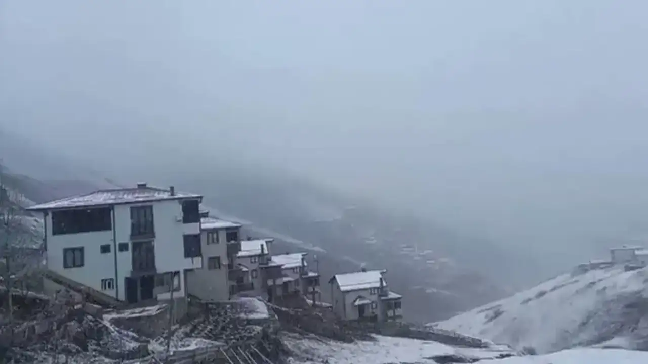 Rize’nin yüksek kesimlerinde kar yağışı etkili oldu