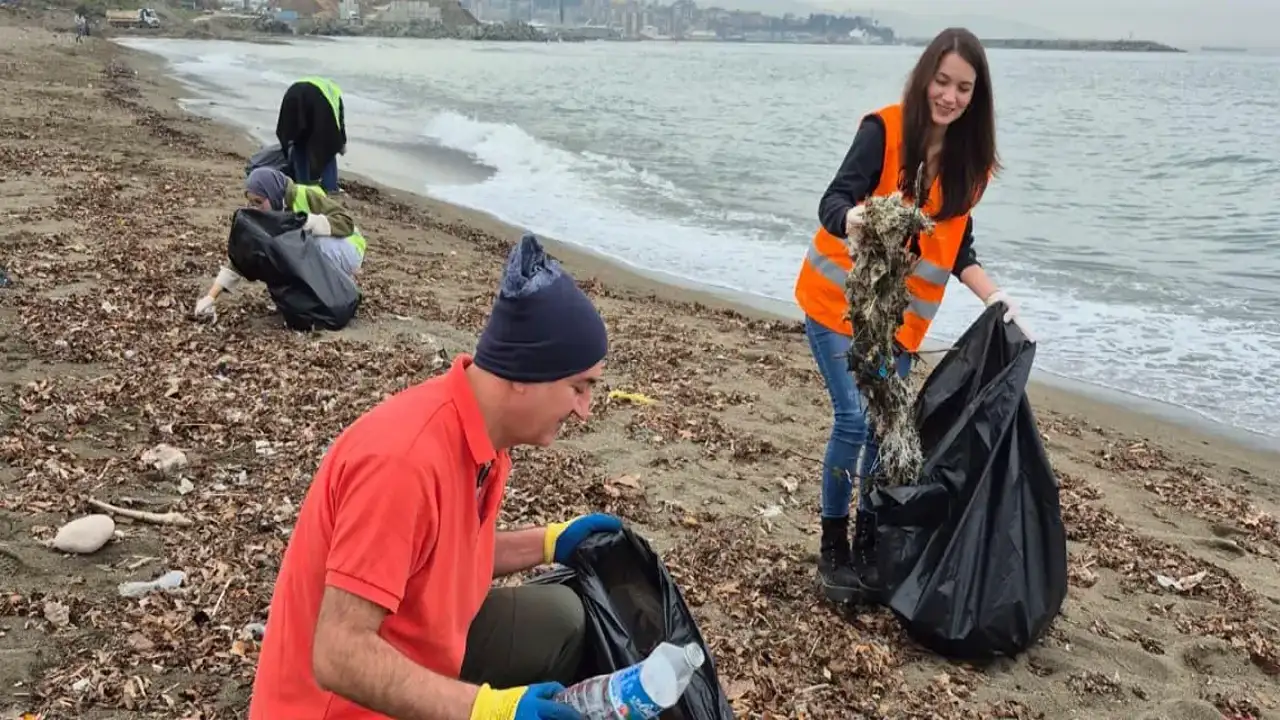 Trabzon’da Büyükşehir ve KTÜ’den örnek iş birliği: Sahil hattı temizlendi