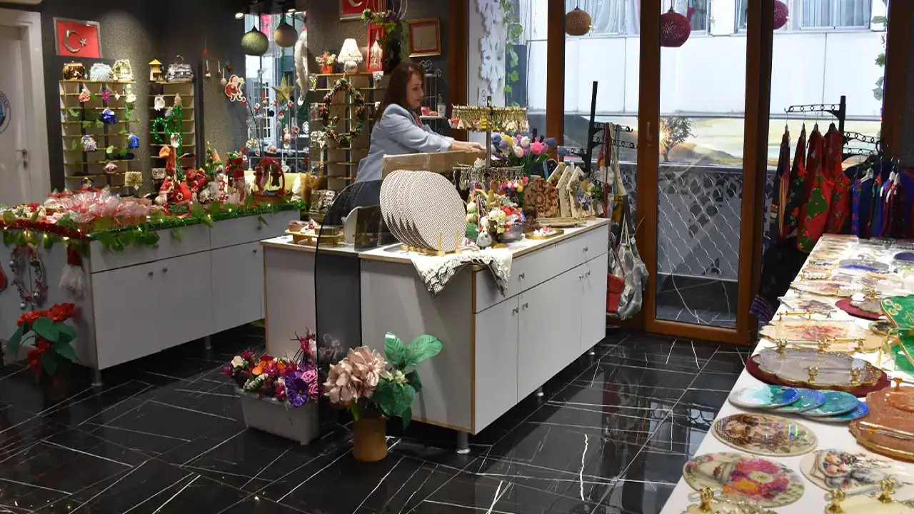 Trabzon’da 50 kadının el emeği tek çatıda buluştu: El sanatları çarşısı ilgi görüyor