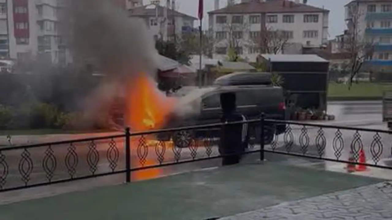 Trabzon'da taksi durağında panik: Siyah araç bir anda yandı
