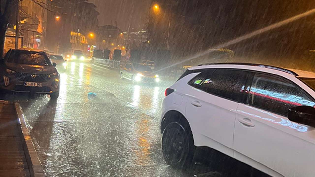 Trabzon'da sağanak yağış hayatı felç etti