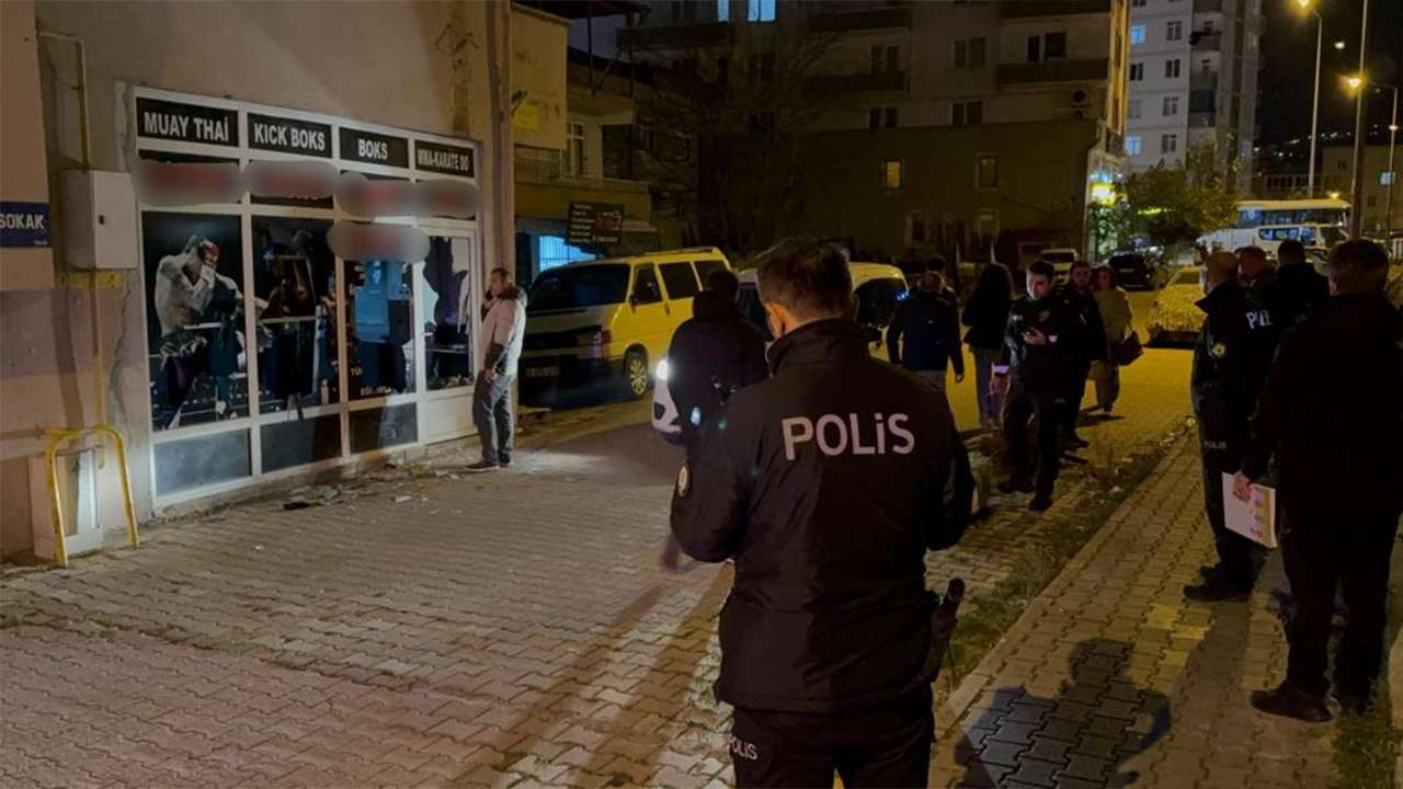 13 yaşındaki kız çocuğuna taciz iddiası: Öfkeli yakınlar camları kırdı