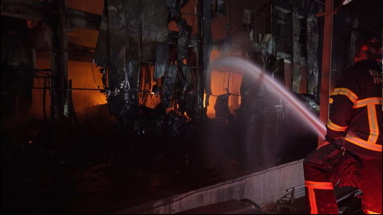 Kimya fabrikasında büyük tehlike: Termal dronlarla 10 saatlik yangın savaşı