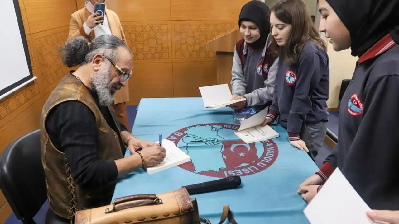 Bayburt Millî İrade Anadolu Lisesinde Sinan Yağmur söyleşisi