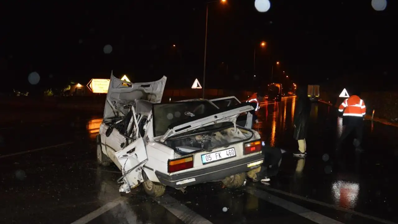 Samsun'da tır dönüş yaparken otomobile çarptı: Araç hurdaya döndü; 4 yaralı