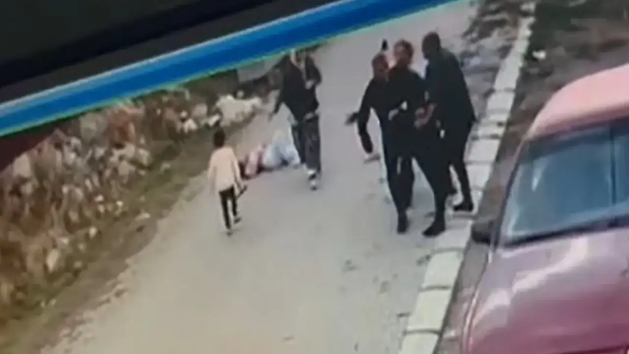 Boşanma aşamasındaki eşini defalarca bıçakladı