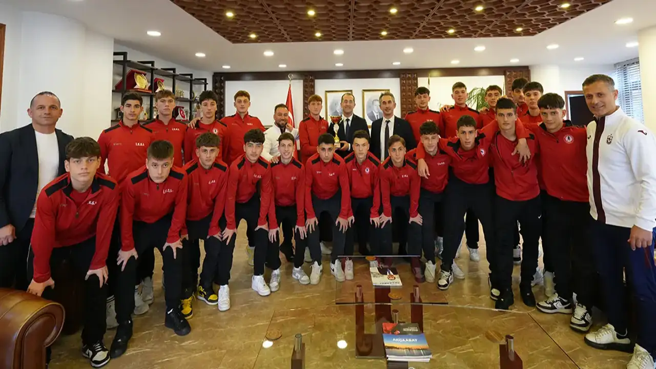 Akçaabat’ta çifte şampiyonluk gururu: Başkan Ekim başarılı sporcuları ağırladı