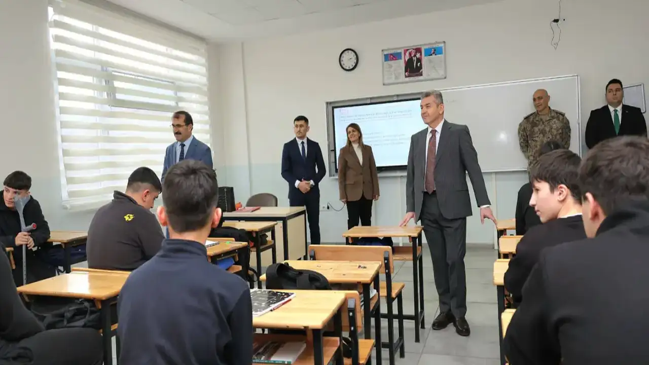 Artvin Valisi Ergün’den okul ziyaretleri gerçekleştirdi