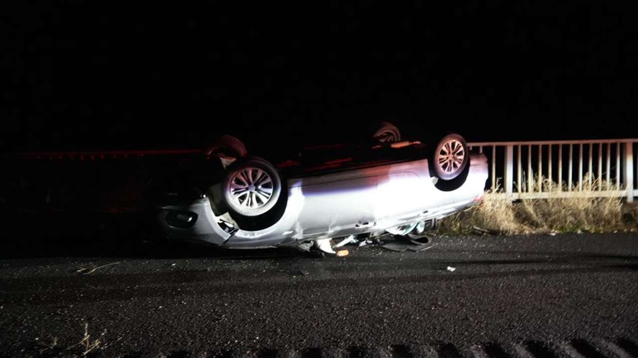 Kontrolden çıkan otomobil taklalar attı