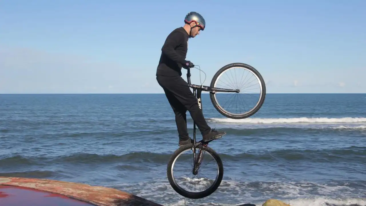 Ordu sahilinde adrenalin dolu anlar: Trial bisikletiyle sınırları zorluyor