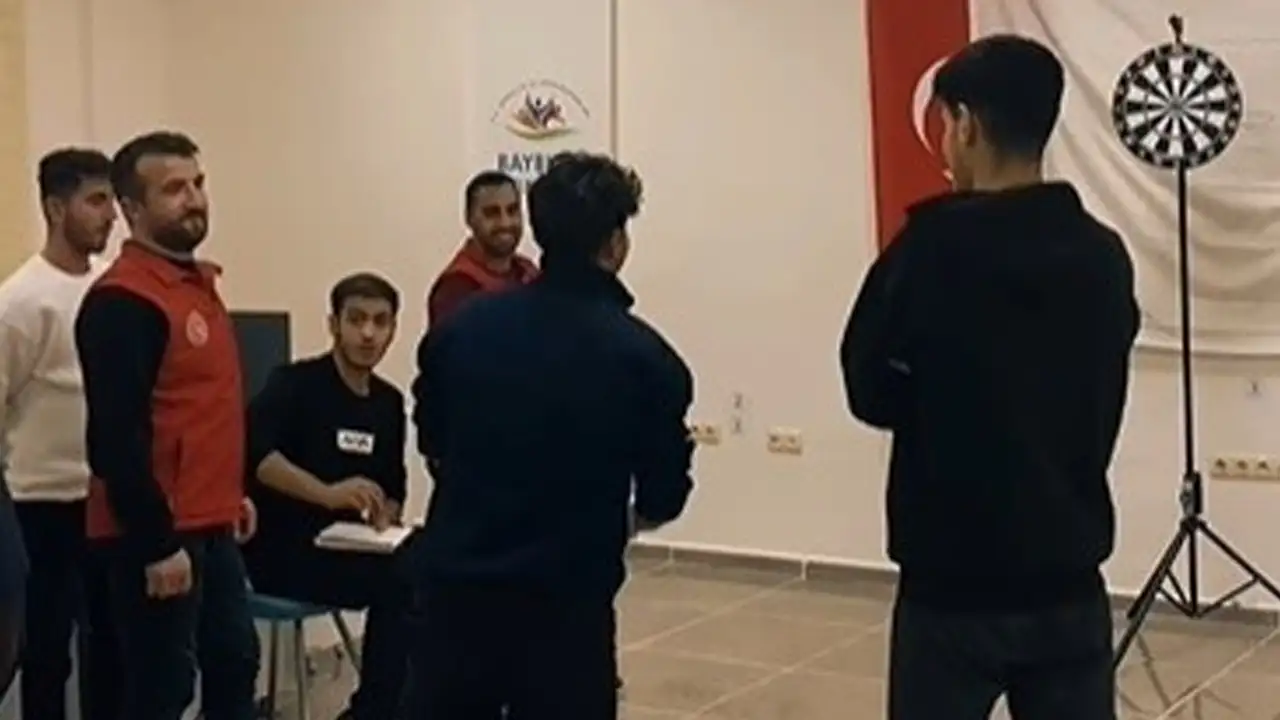 Bayburt’ta KYK yurtlarında dart heyecanı: Öğrenciler kozlarını paylaştı