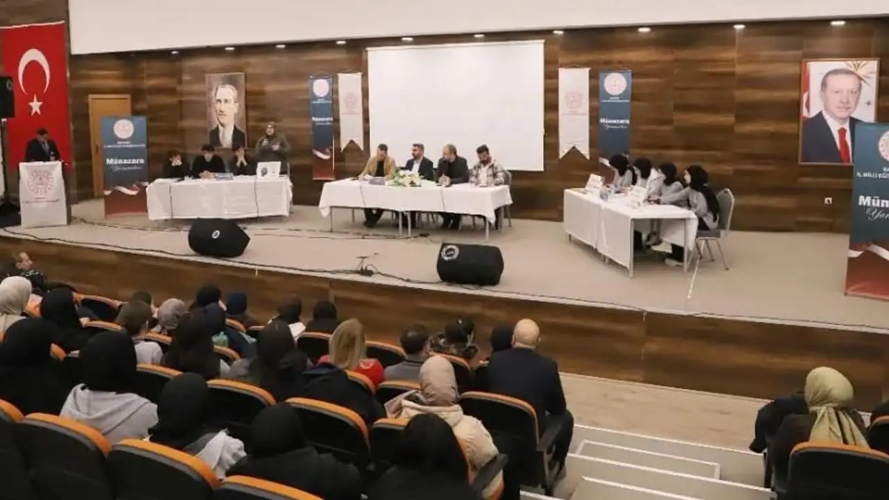 Bayburt’ta liseler arası münazara yarışması düzenlendi: Öğrenciler fikirlerini savundu