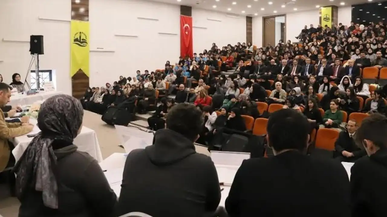 Bayburt’ta liseler arası münazara yarışması düzenlendi: Öğrenciler fikirlerini savundu