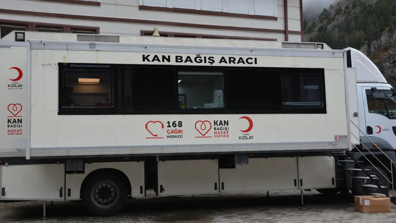 Trabzon Çaykara’da kan bağışı kampanyası düzenlendi: Trabzonspor forması verildi