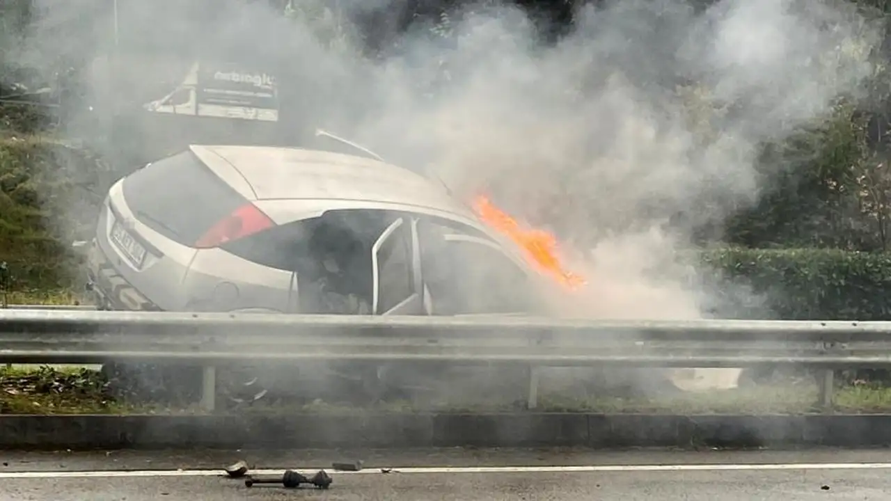 Trabzon'dan Samsun'a giden araç kaza yaptı: Bariyerlere çarpan otomobil alev aldı