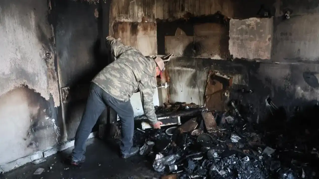 Hafta sonu gezmesinde olan aile evlerine döndüğünde büyük hasarla karşılaştı