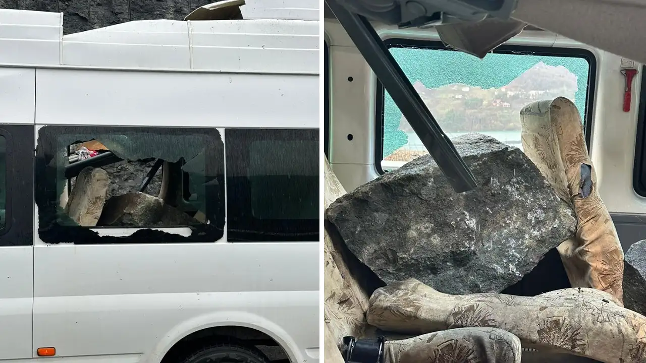 Artvin-Borçka yolunda facianın eşiğinden dönüldü: Dev kayalar minibüsün üzerine düştü